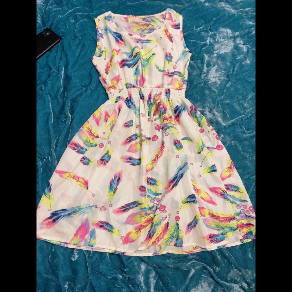 White chiffon feather print dress sz. Small